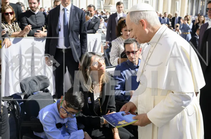 Foto 3 - AERSCYL presenta el proyecto inclusivo 'Brillantina' ante el Papa