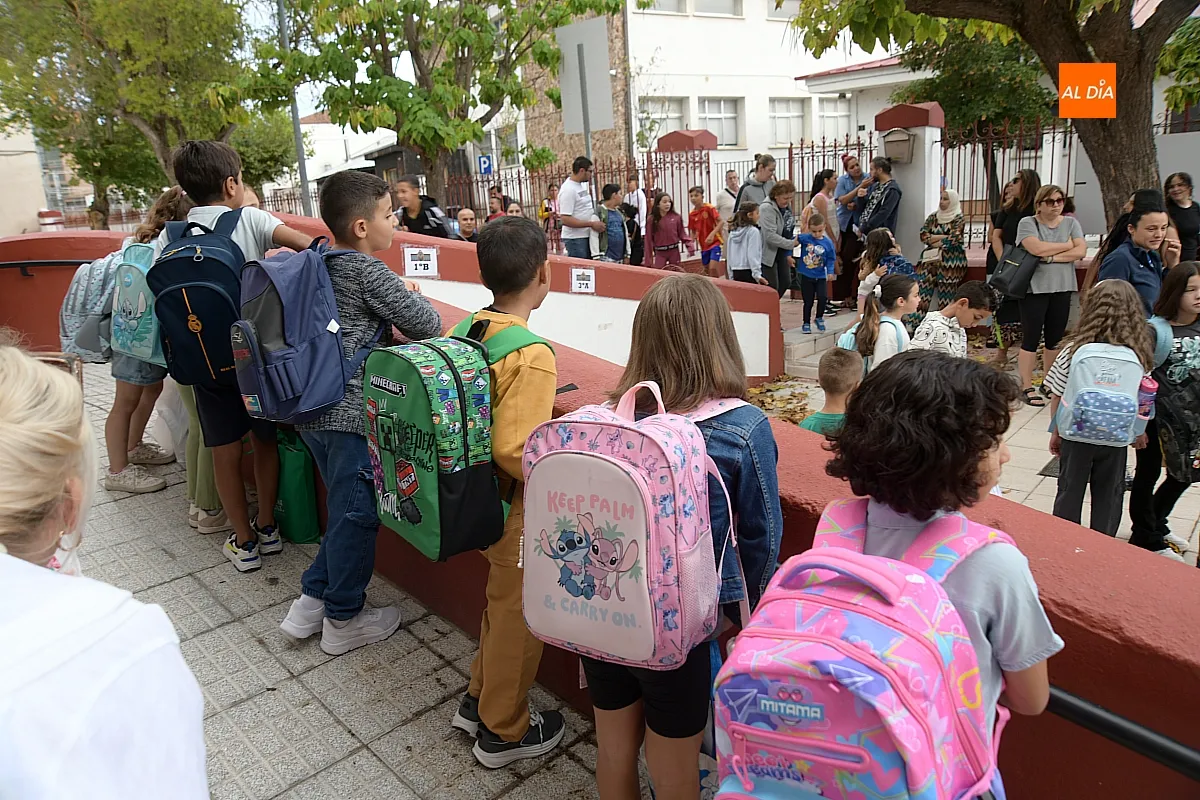 Foto 4 - Reencuentros, ilusi&oacute;n y nervios en la vuelta al cole en Ciudad Rodrigo