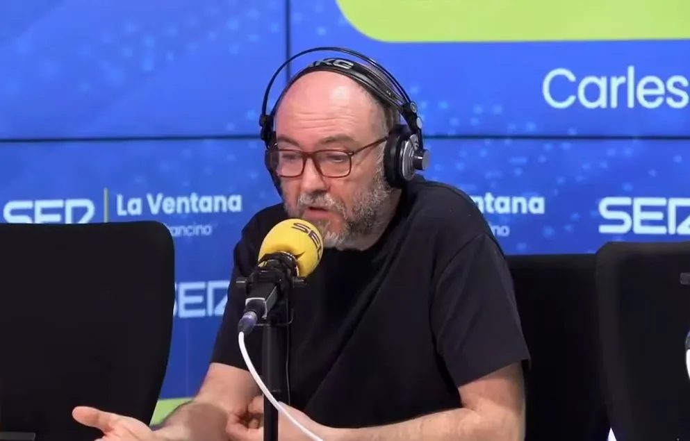 Toni Martínez, conocido director del espacio satírico 'Todo por la radio' en  la Cadena SER, visitará el centro el 18 de septiembre para presentar su libro titulado 'Quizás, quizás, quizás'