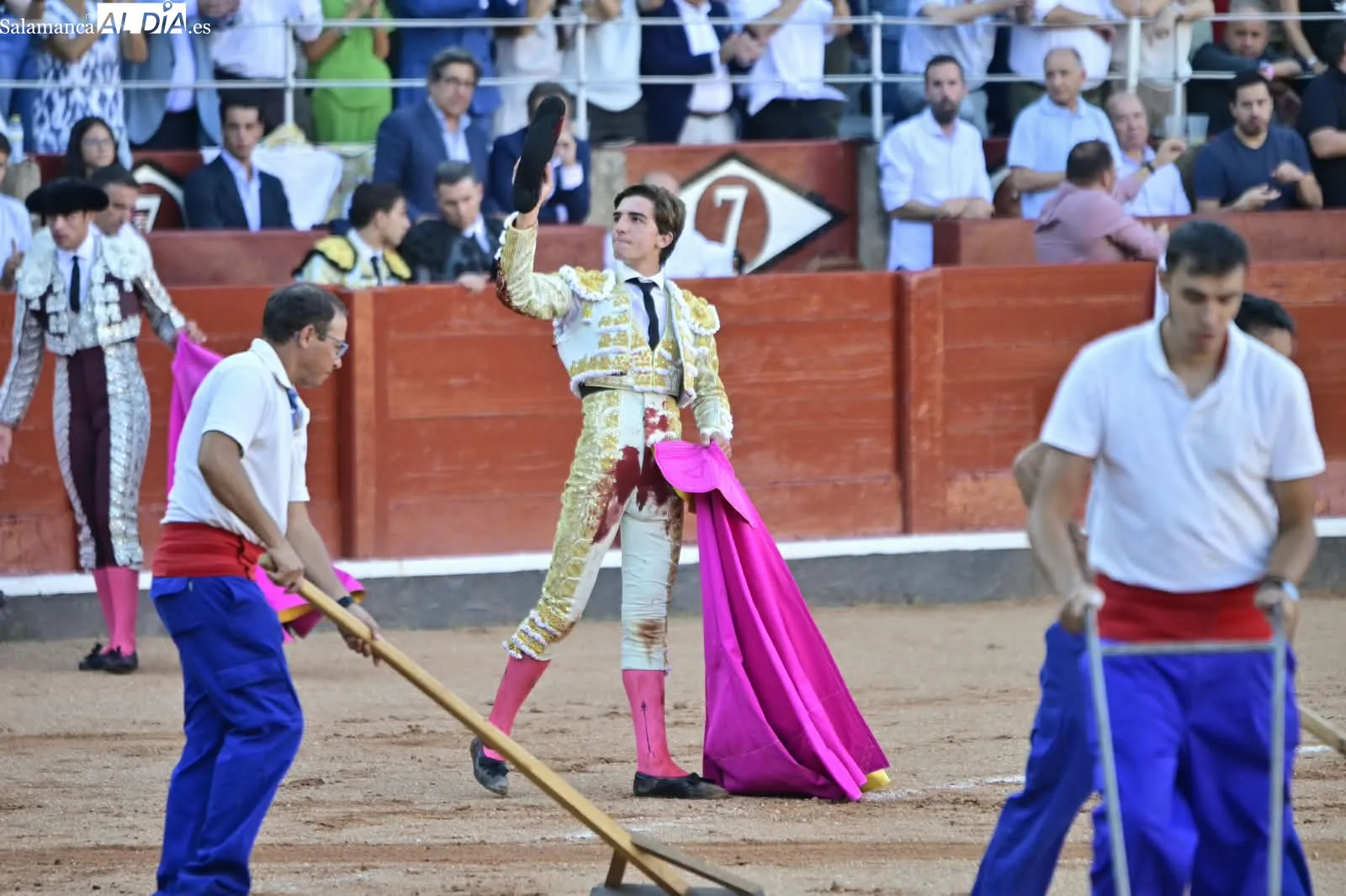 Foto 6 - Ovaci&oacute;n para un firme Ismael Mart&iacute;n con el desclasado quinto