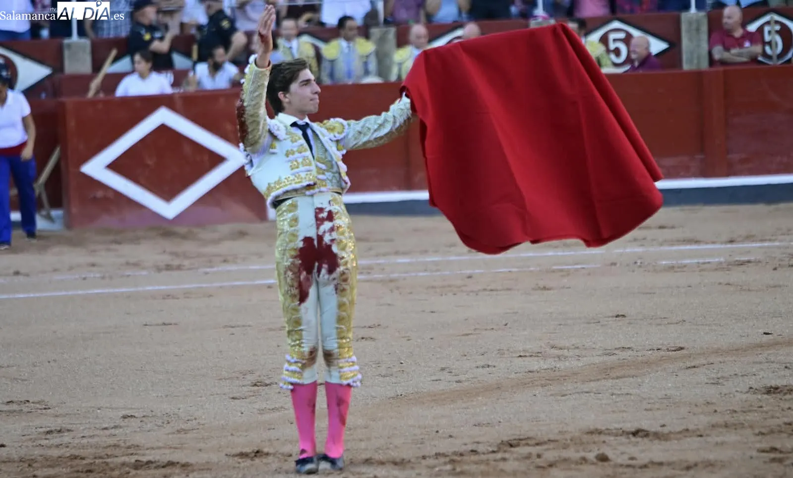 Foto 3 - Ovaci&oacute;n para un firme Ismael Mart&iacute;n con el desclasado quinto