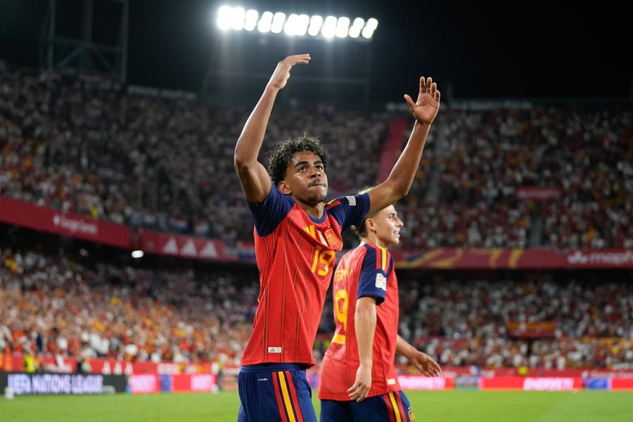 Lamine Yamal desata la fiesta en Sevilla en la goleada de España a Croacia (4-1)