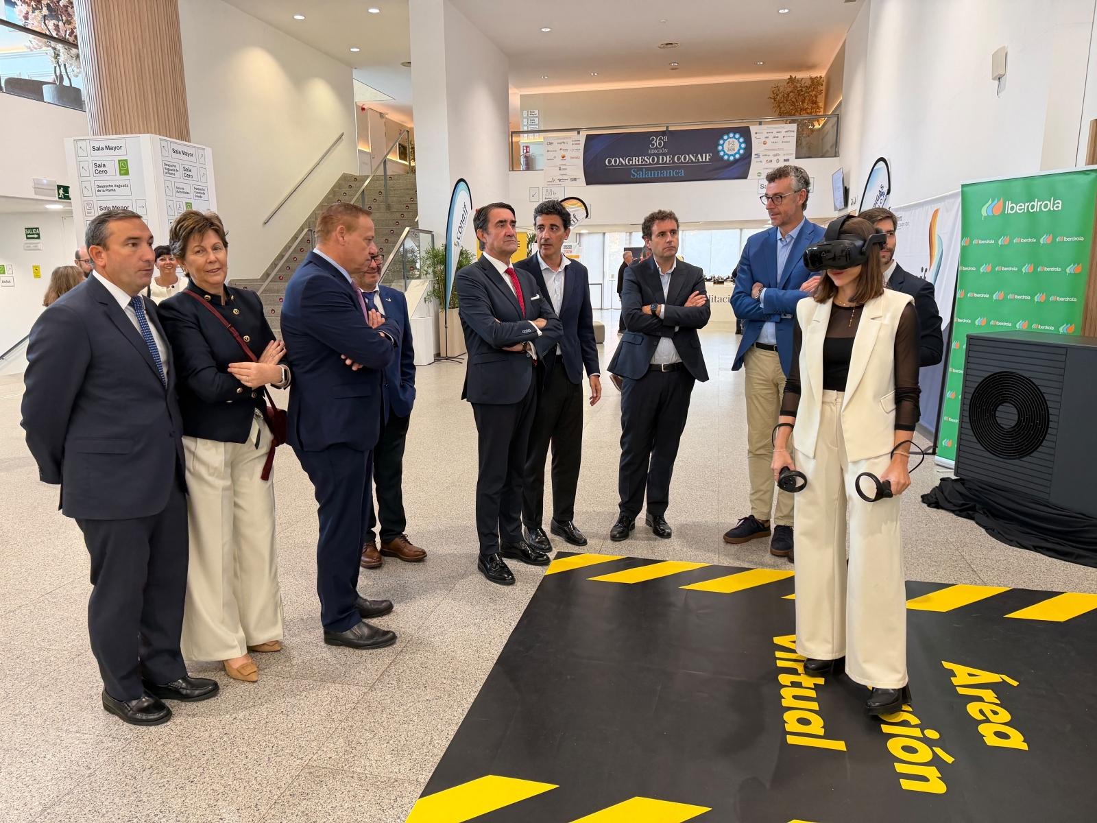 El consejero de Industria, Suárez-Quiñones, conoce en Salamanca el espacio instalador virtual de Iberdrola