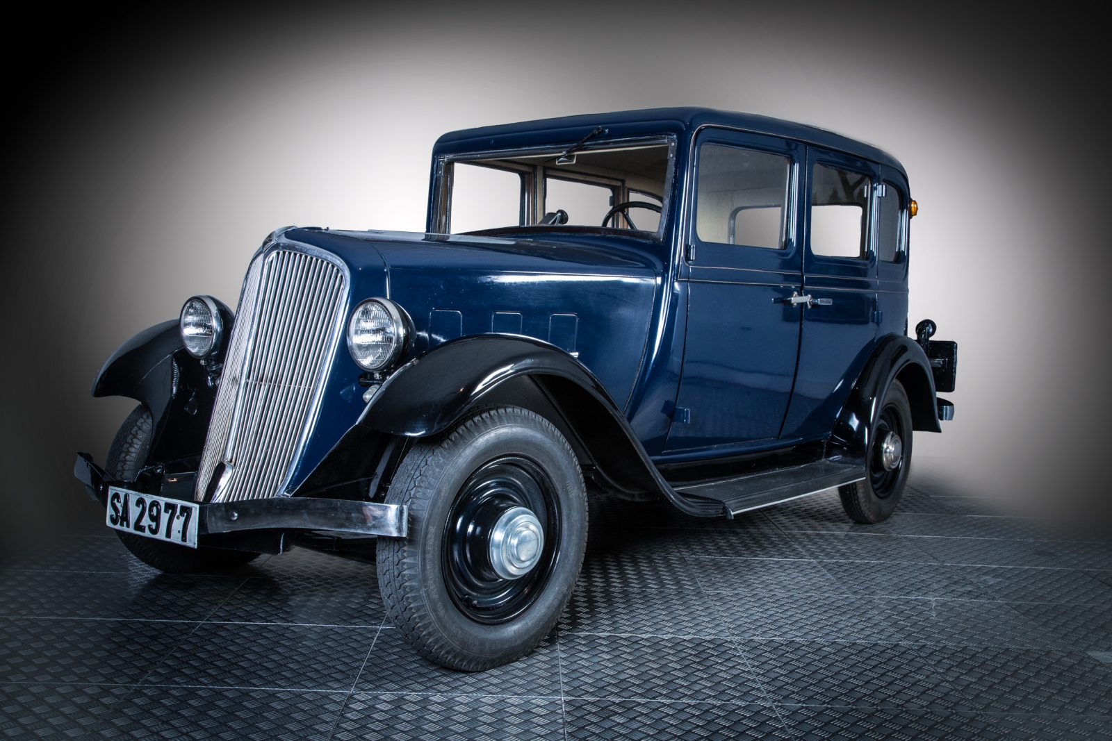 Un Renault Monaquatre ligado al campo charro luce en el Museo de Automoción