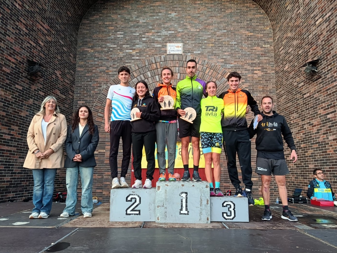 Los deportistas salmantinos Ester Rodríguez e Ignacio Regalado triunfan en el Duatlón de Ávila