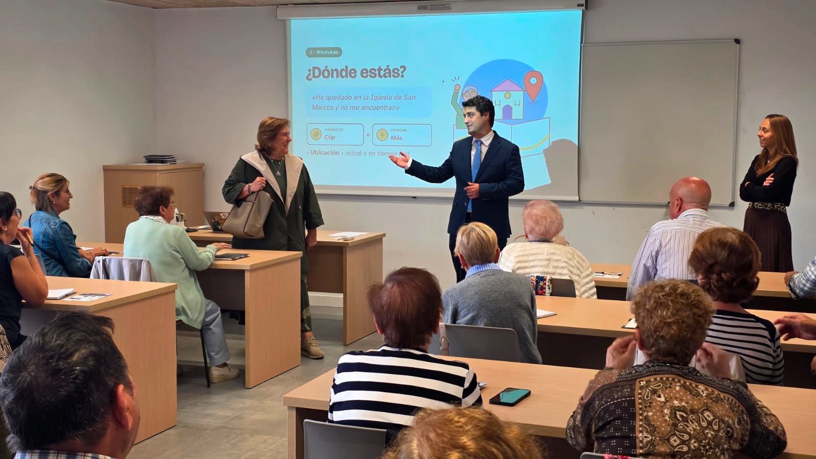 Los mayores de 65 años aprenden a manejar el móvil y trámites digitales con estos talleres gratuitos