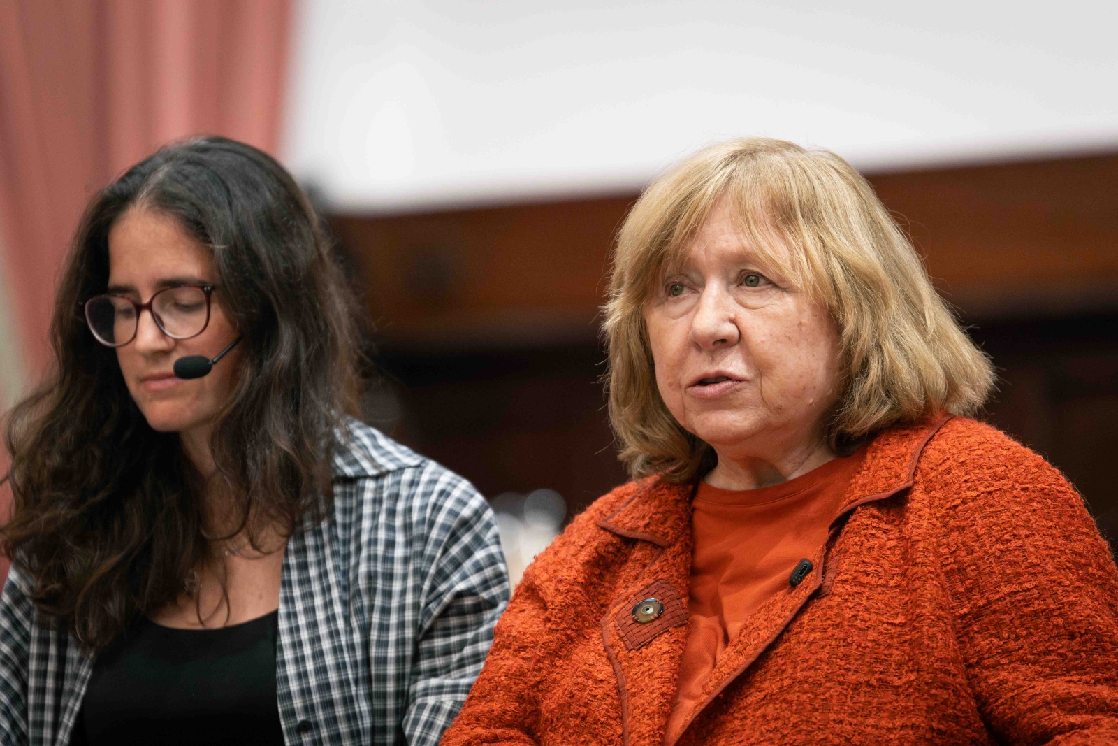 La Nobel de Literatura, Svetlana Aleksiévich, alerta en Salamanca del retroceso de las democracias