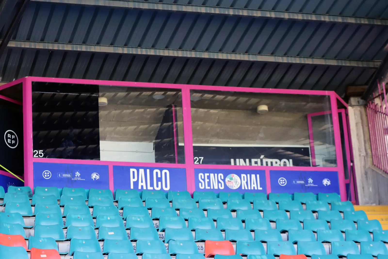 El Salamanca CF UDS inaugura un palco sensorial para personas con autismo en el Helmántico