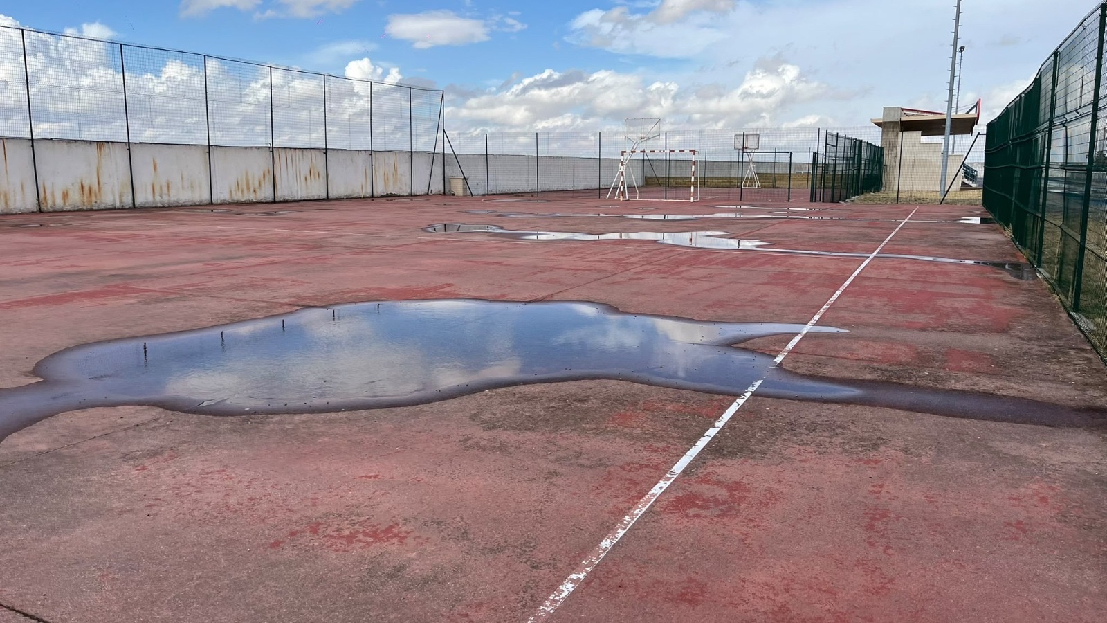 El PP reclama el mantenimiento de una de las pocas pistas donde los niños de Peñaranda pueden jugar al fútbol