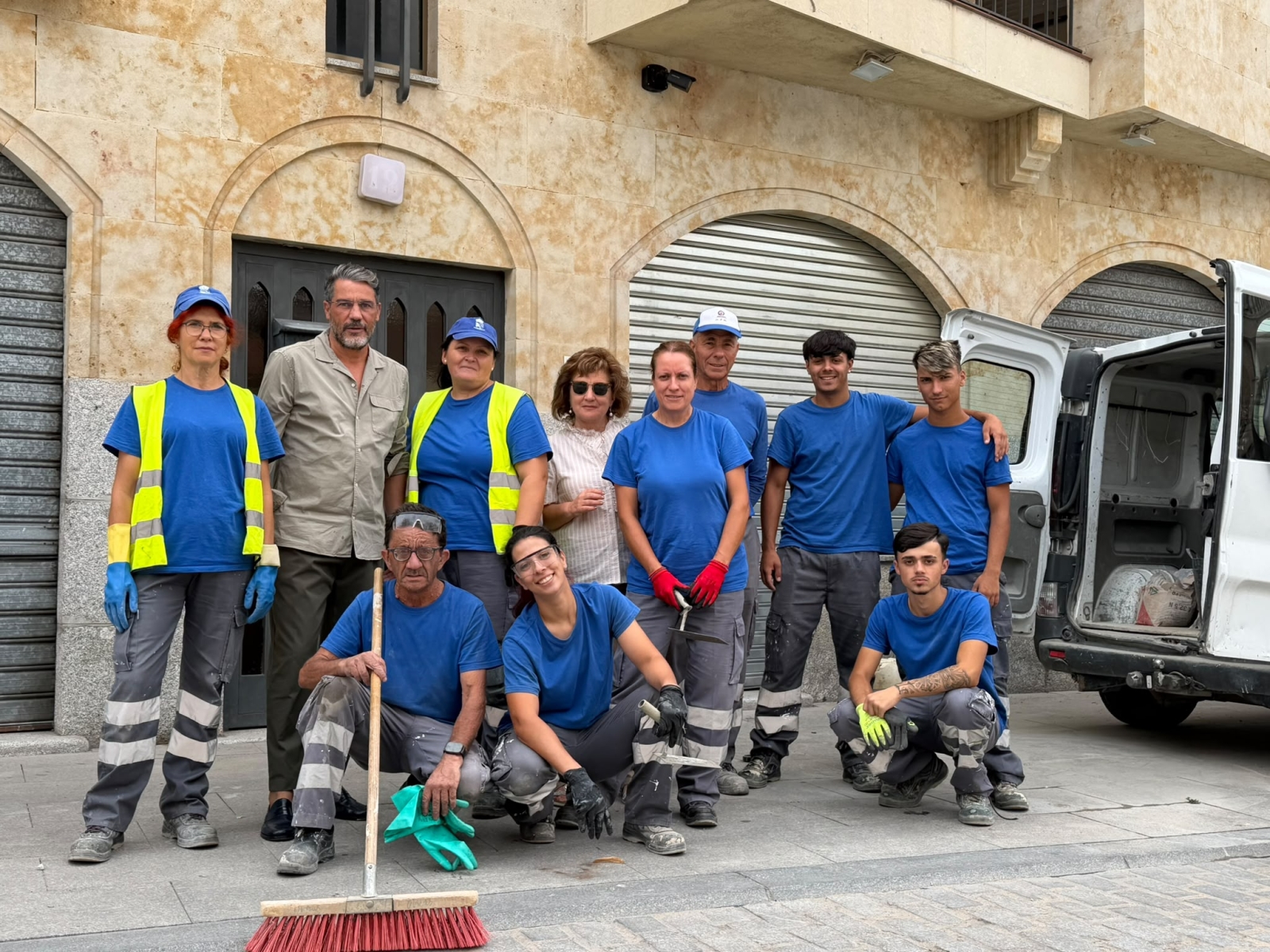 El plan de empleo juvenil renueva calles y viales en Villamayor