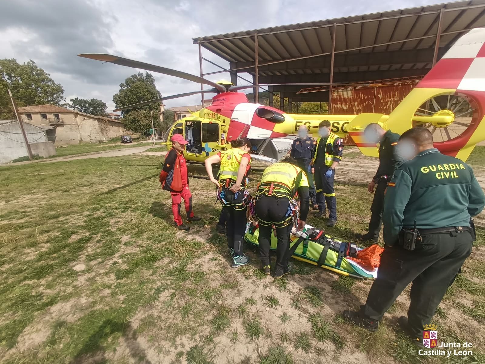 Evacuan en helicóptero a un varón de 60 años por una picadura en Cepeda