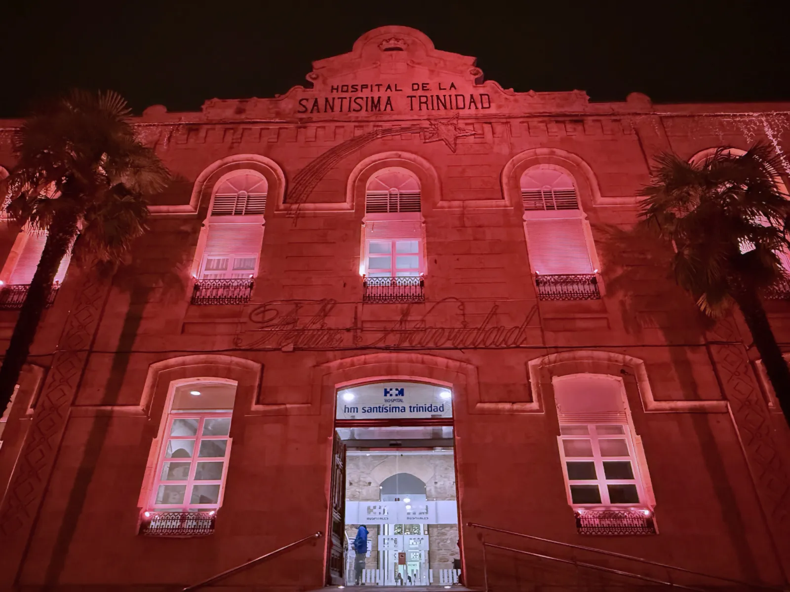El Hospital HM Santísima Trinidad ilumina su fachada de rosa por el Día contra el Cáncer de Mama