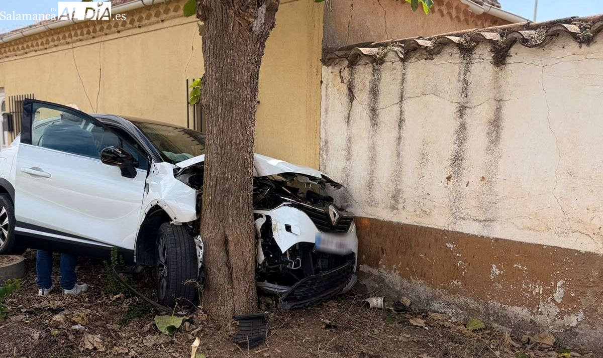 Tremendo choque de un vehículo que se sale de la vía junto a la báscula de Doñinos