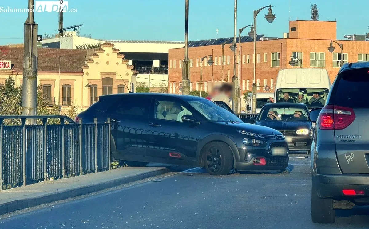 Accidente en Alba de Tormes: un coche al borde del río