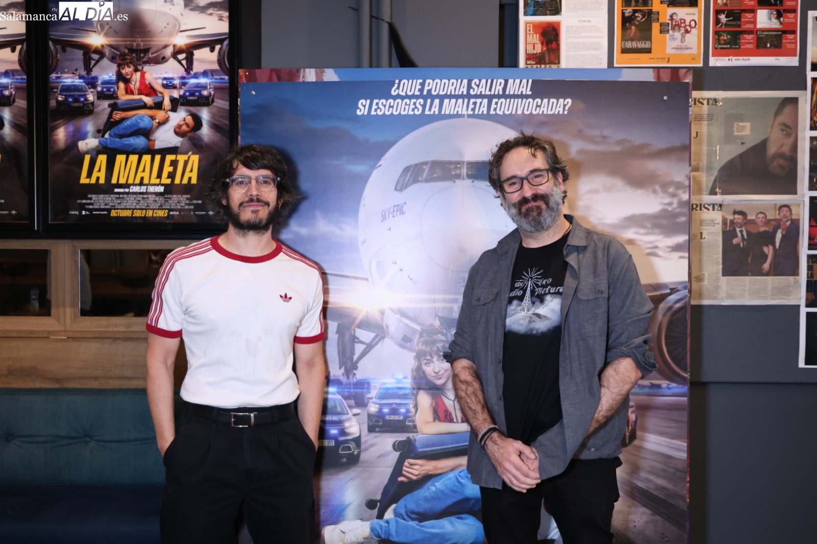 FOTOS | Los salmantinos Carlos Therón y Carlos de Pando presentan en los cines Van Dyck su película La maleta