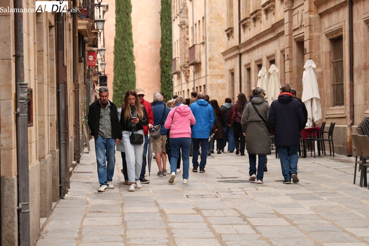 FOTOS | Los turistas animan el centro de Salamanca en un domingo otoñal