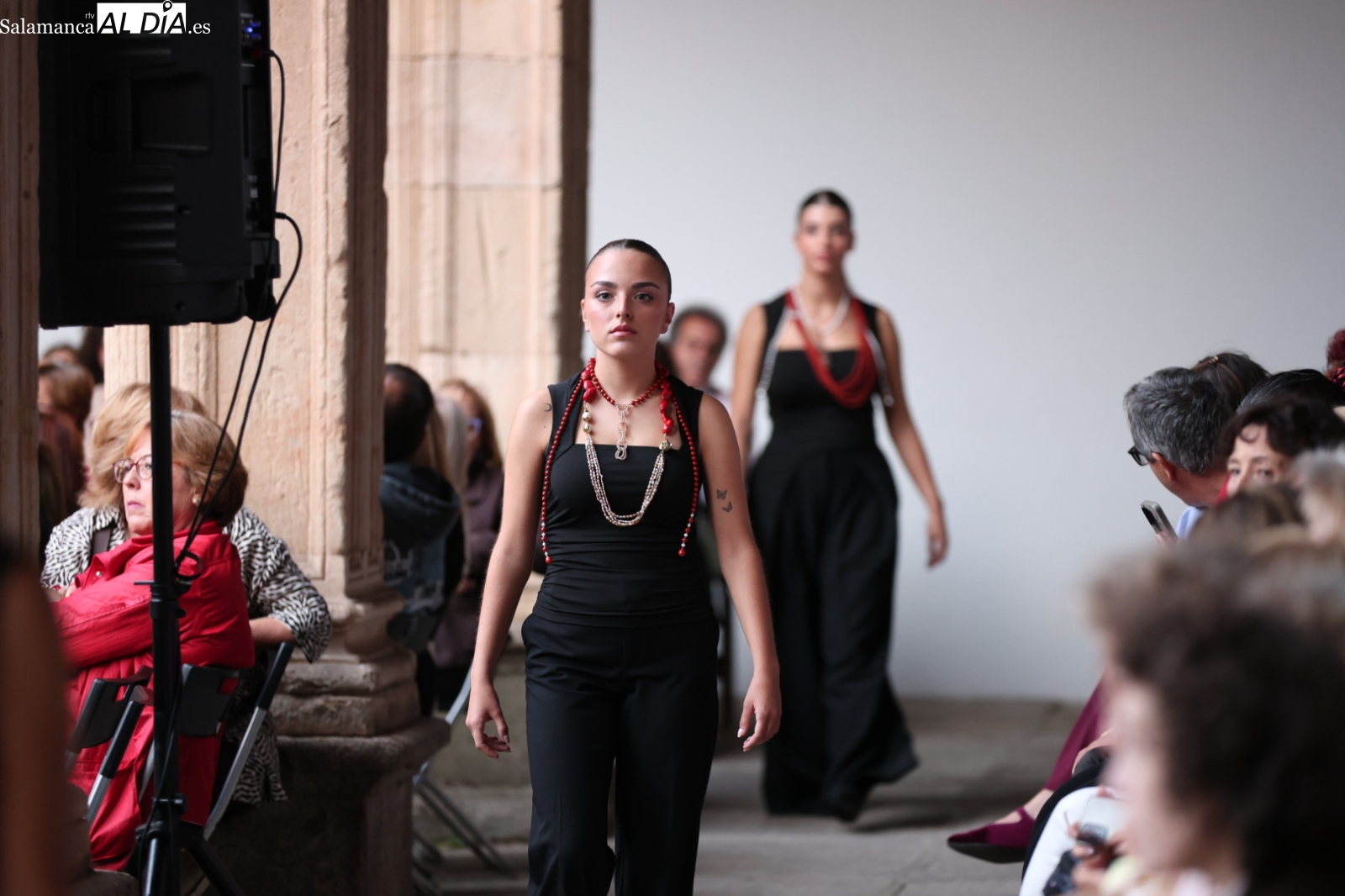 VÍDEO y FOTOS | La filigrana charra de Queralt Ruiz brilla en el desfile Hilos de Hispanidad