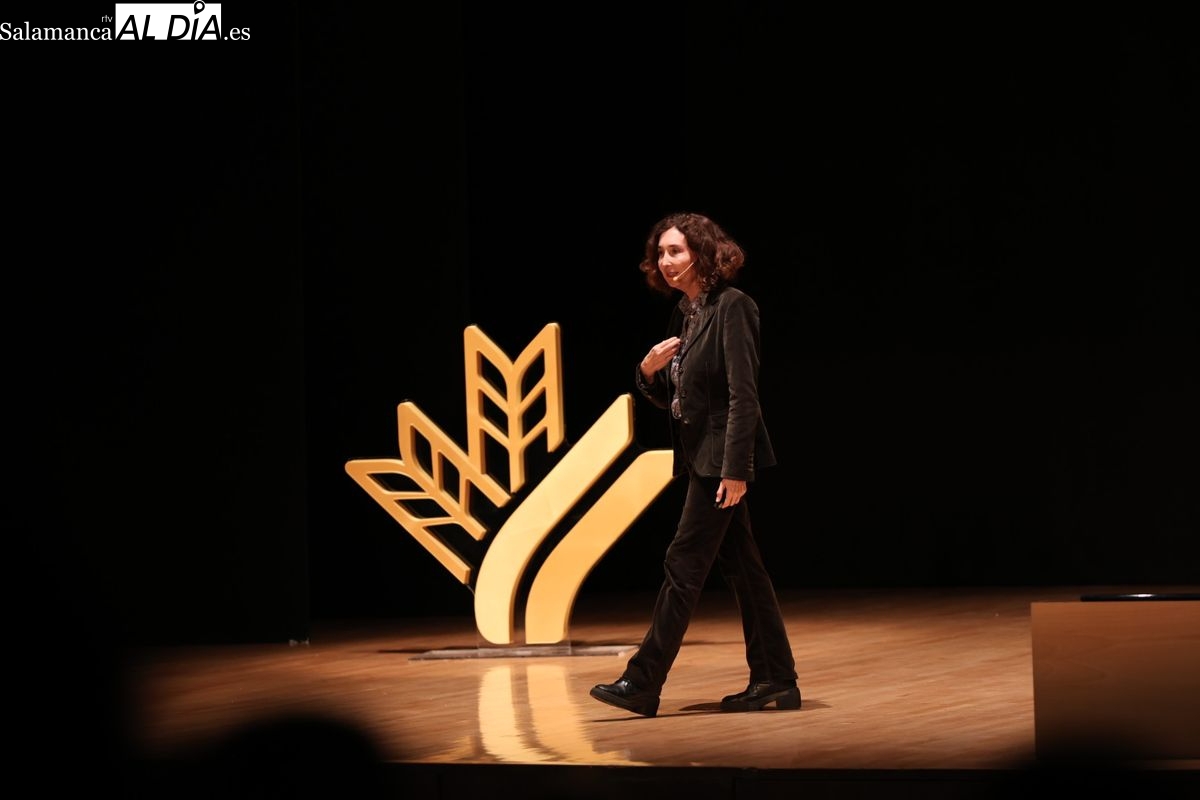 FOTOS | Elsa Punset aborda el bienestar emocional en Salamanca