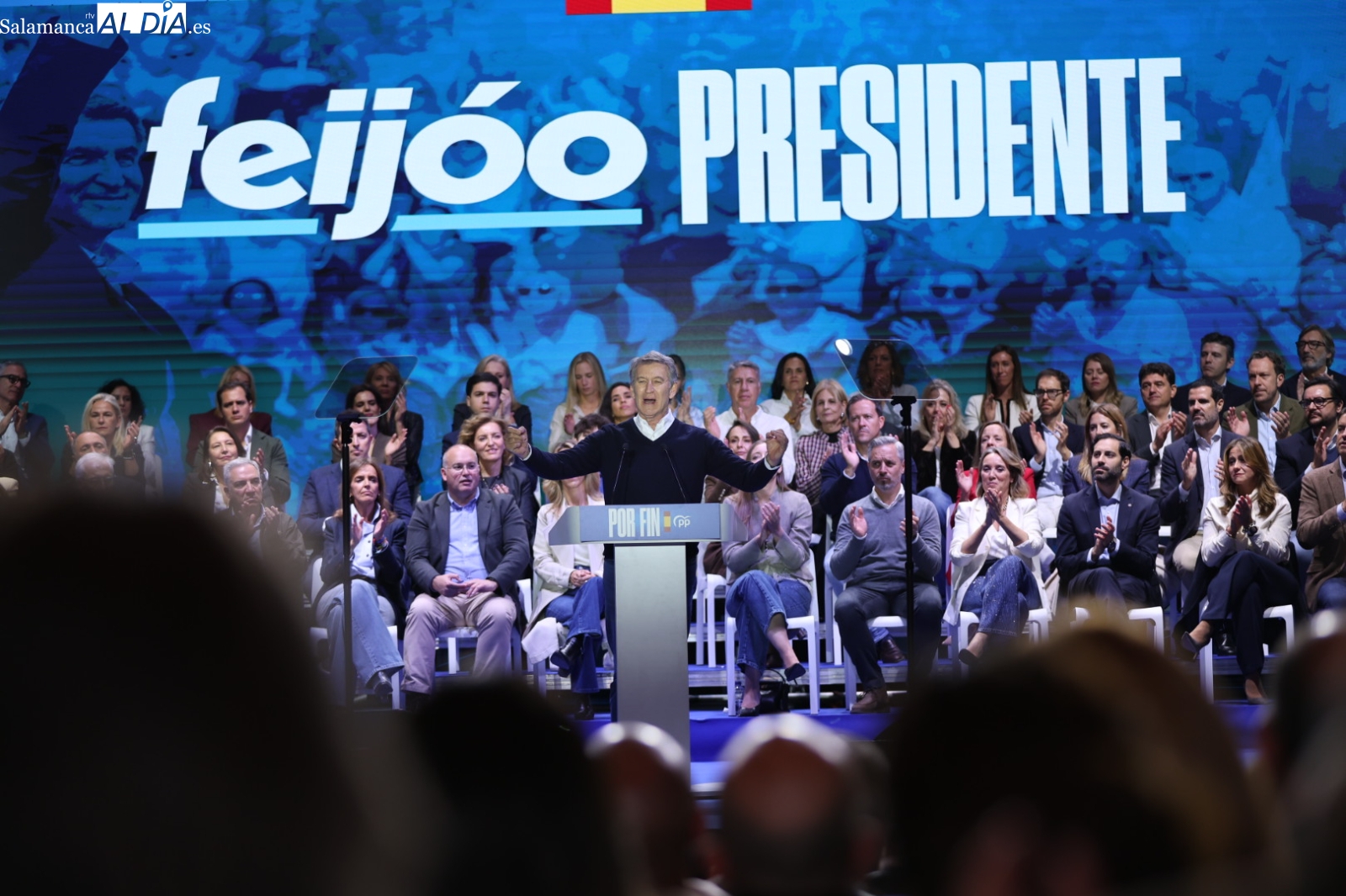 FOTOS | Feijóo carga contra Sánchez y promete un millón de pisos ante un CAEM lleno en Salamanca