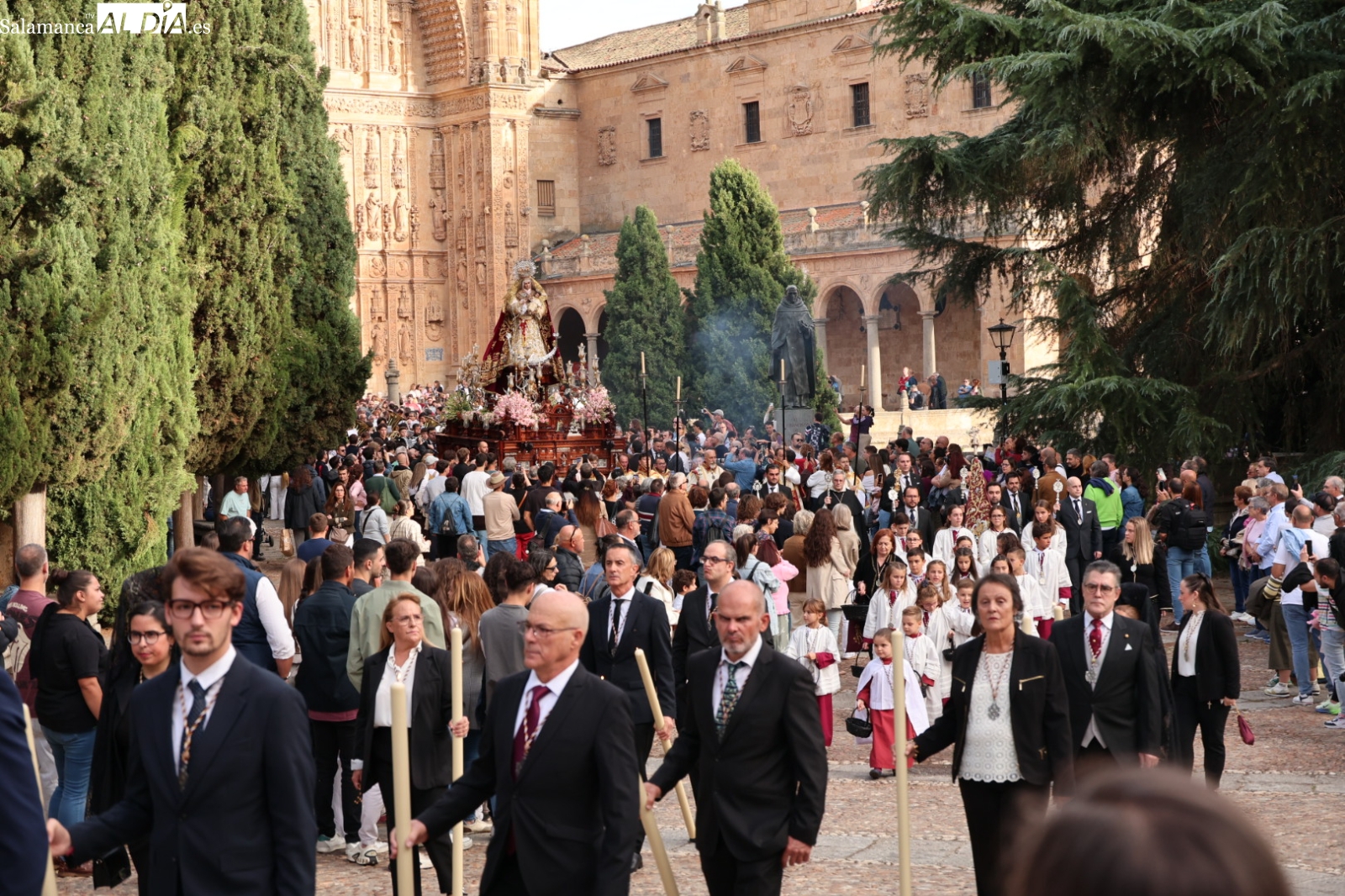 VÍDEO Y FOTOS | La devoción de la Archicofradía del Rosario vuelve a impregnar el centro histórico de Salamanca