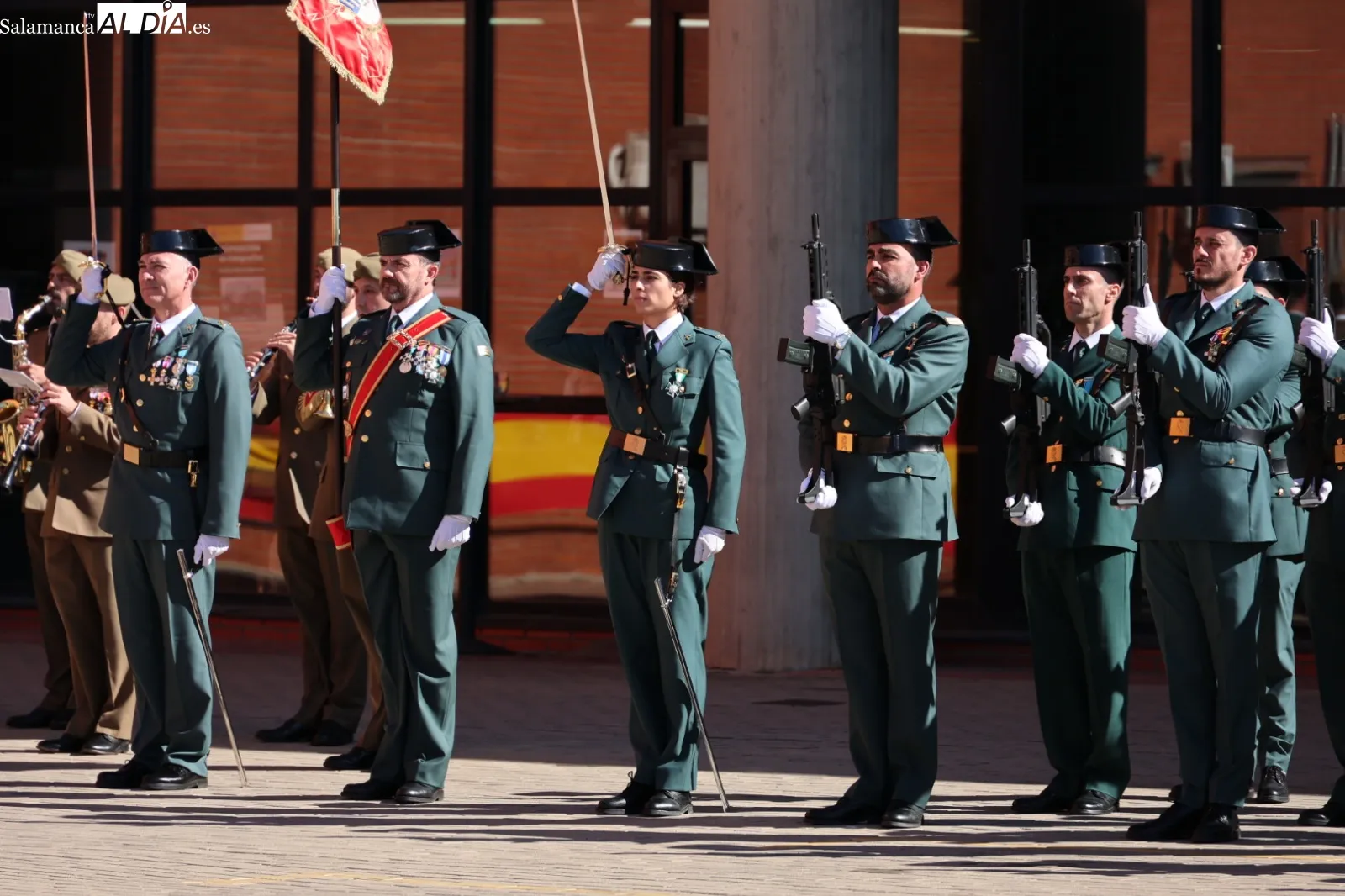 Desfile de la Guardia Civil en Salamanca por el Pilar
