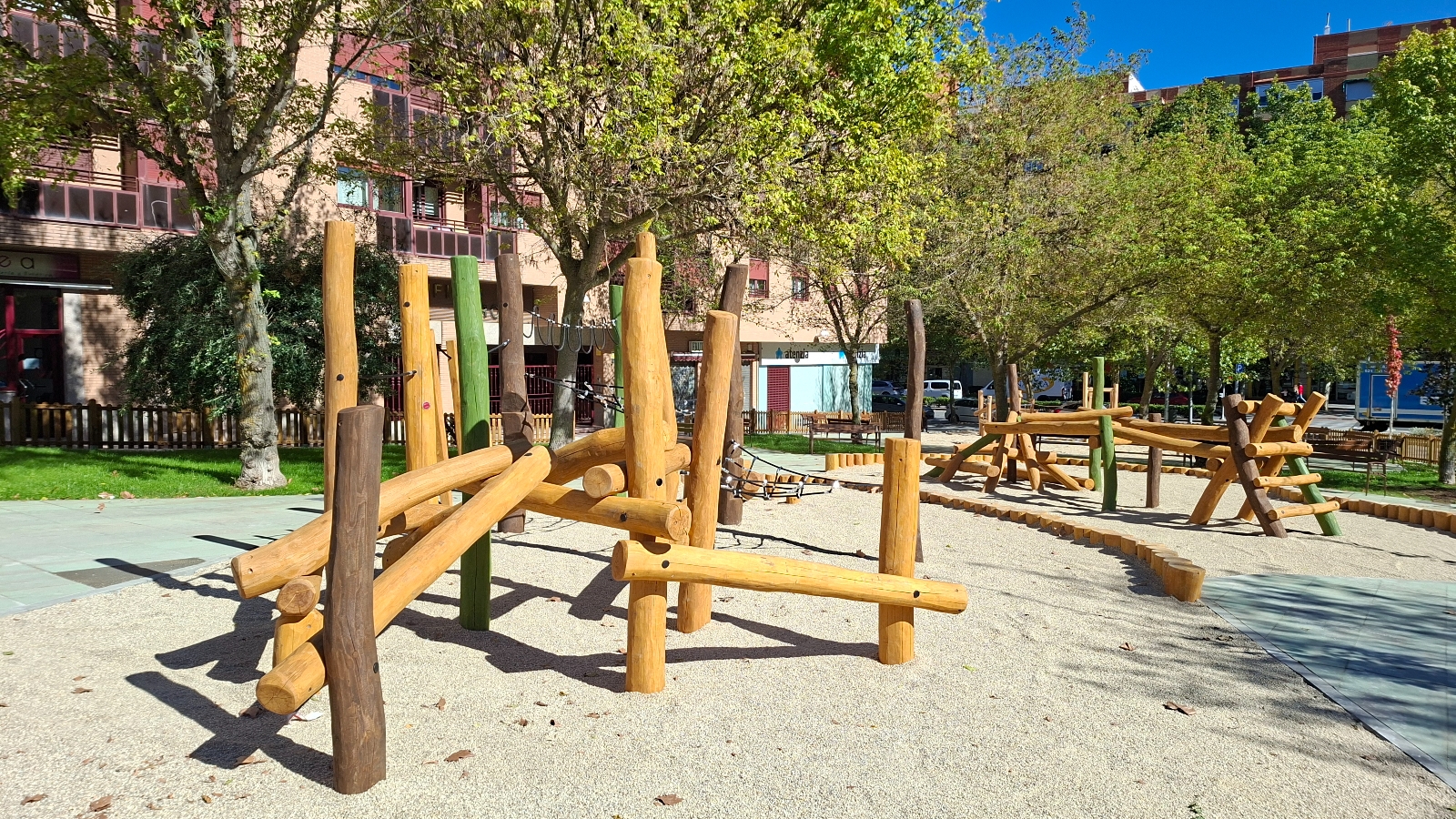 Salamanca estrena un parque infantil junto a la biblioteca Torrente Ballester