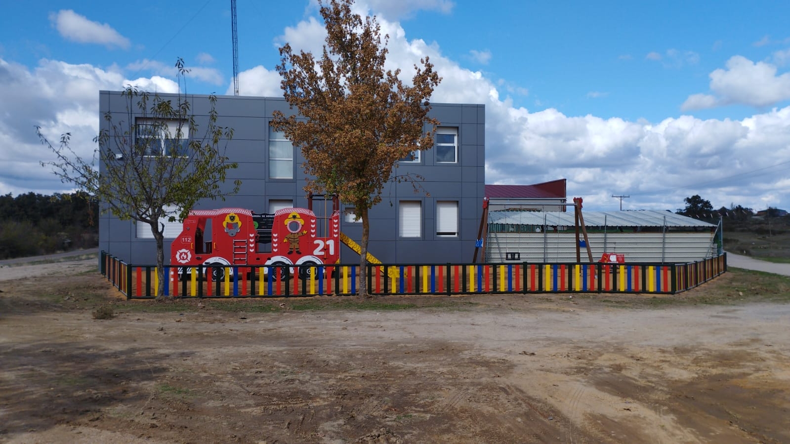 Lumbrales crea una nueva zona de juegos infantiles junto al parque de bomberos
