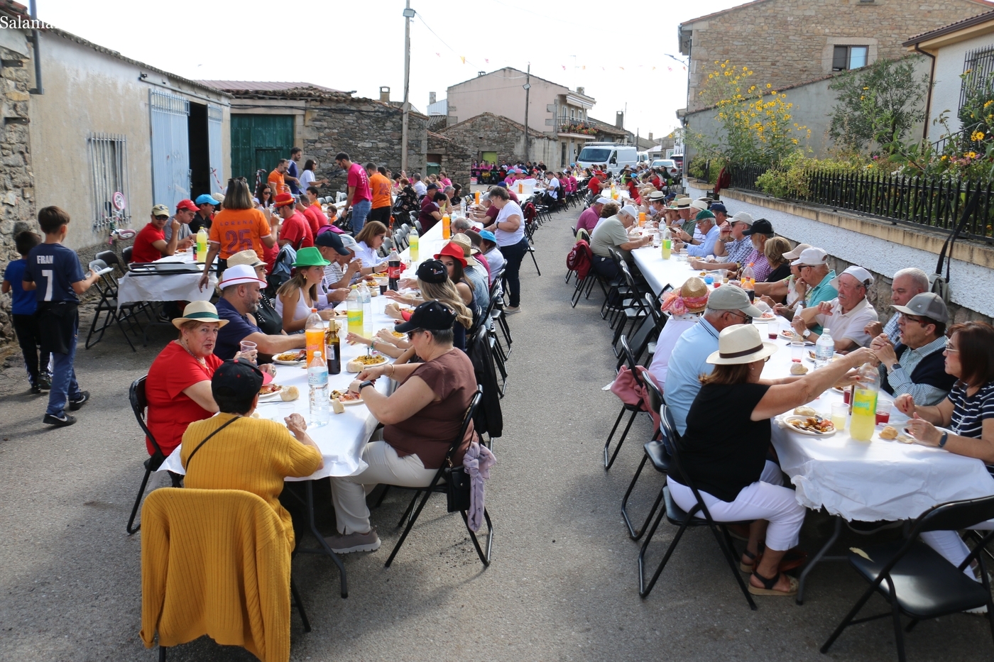 Valderrodrigo reúne a más de 350 vecinos en su paella de las Madrinas