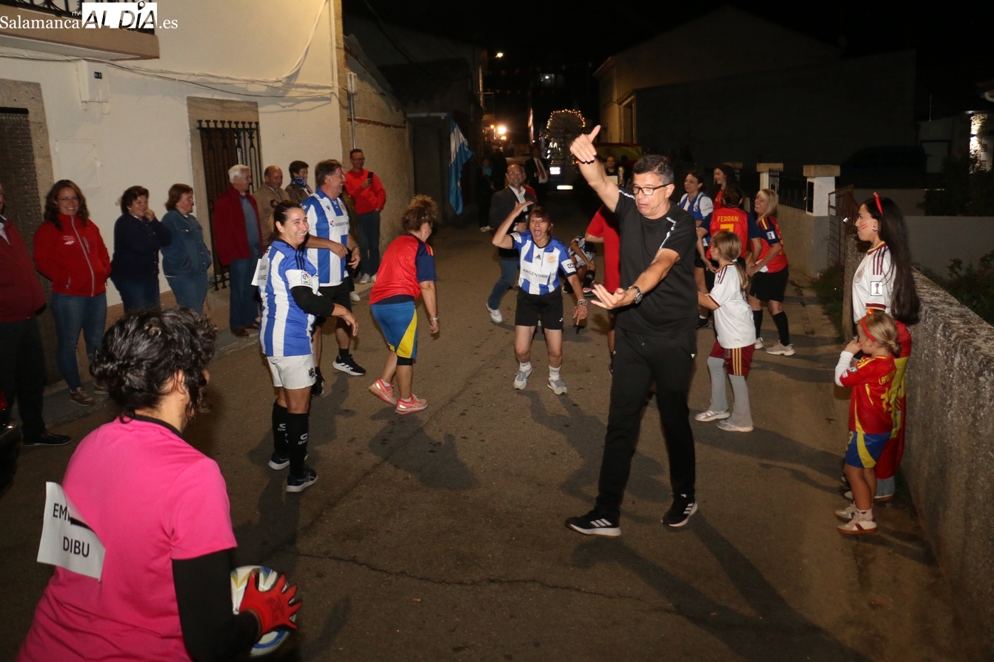 El ingenio y el humor triunfan en un divertido desfile de carrozas en Valderrodrigo