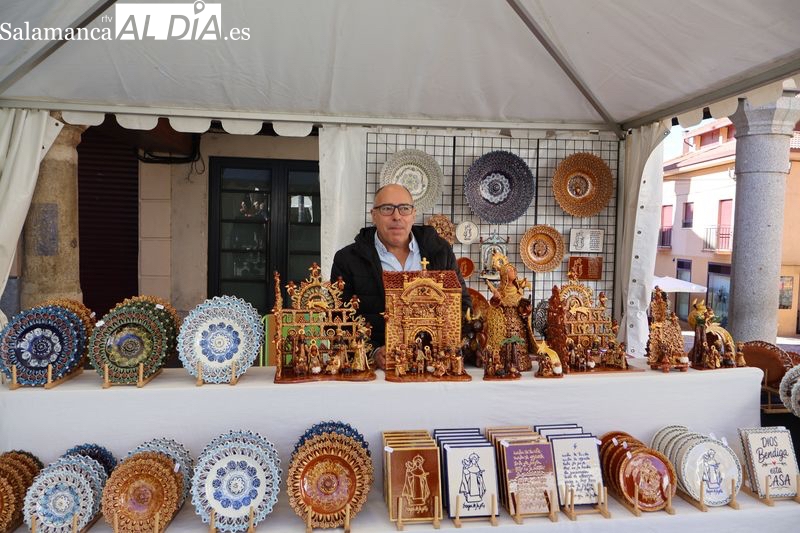 La VI Feria del Barro abre sus puertas en Alba de Tormes con artesanos llegados de diferentes puntos de Espa&ntilde;a | Imagen 1