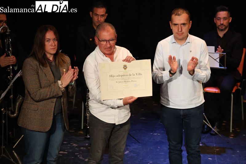 Alba de Tormes rinde homenaje a Julián Moreiro con su nombramiento póstumo como Hijo Adoptivo de la Villa