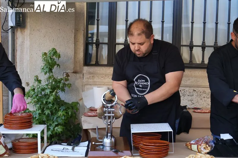 La Feria del Barro une solidaridad y tradición con un corte de jamón a beneficio del Movimiento Burujú | Imagen 1