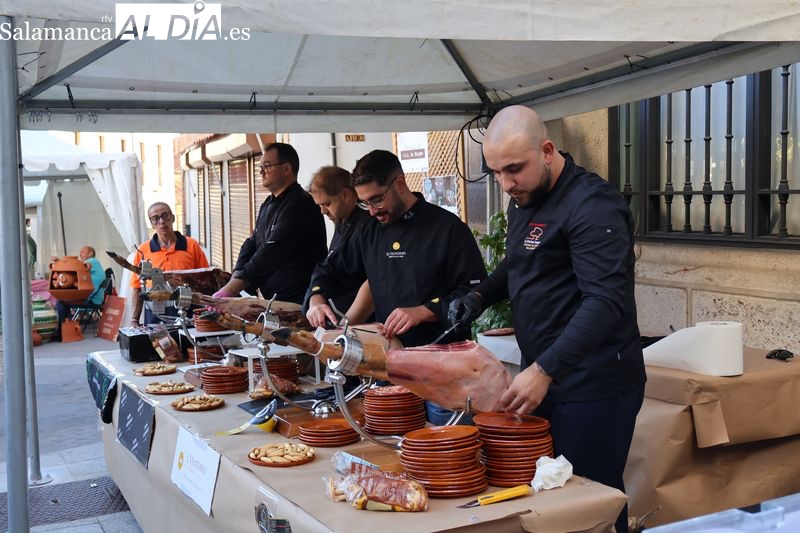 La Feria del Barro une solidaridad y tradición con un corte de jamón a beneficio del Movimiento Burujú