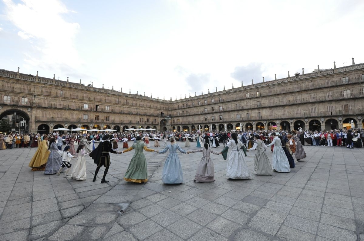 Los vistosos trajes de las Vísperas Nupciales dan colorido a la Plaza Mayor (FOTOS)