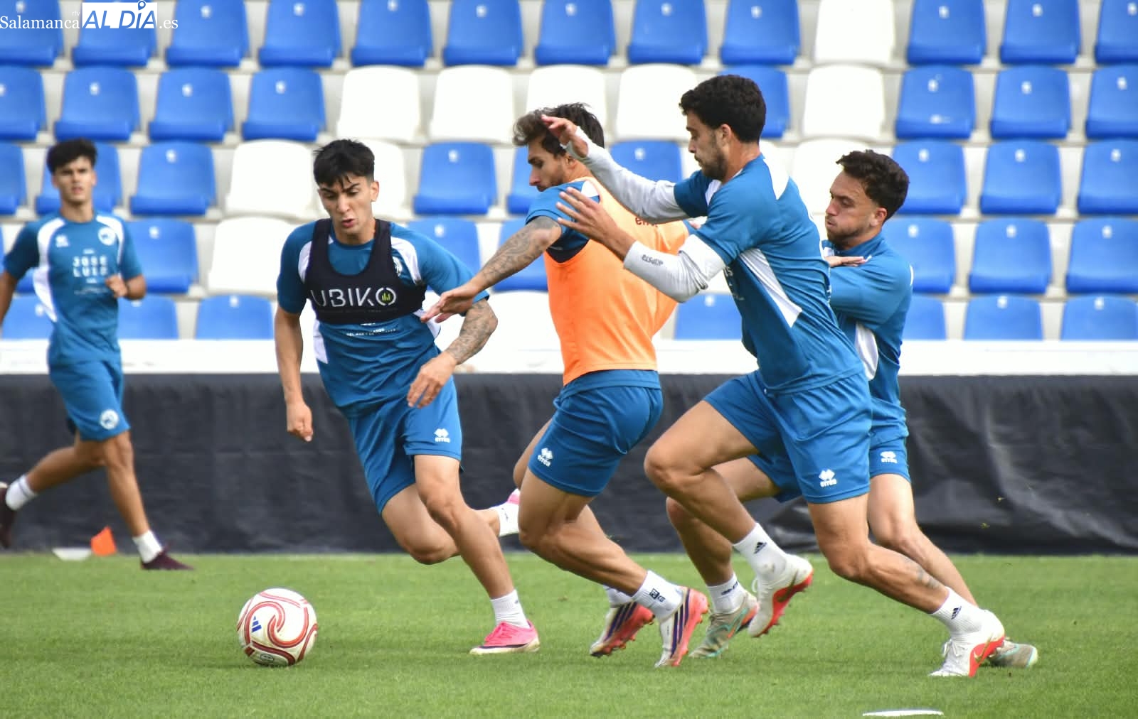 FOTOS | Juanma empieza a avanzar en su lesión con carrera al margen del grupo en el entrenamiento de Unionistas y Bernad sigue KO 