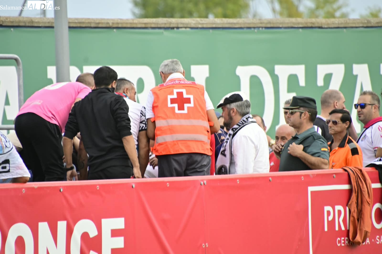 El Tordesillas - Salamanca UDS, detenido dos veces por problemas médicos en la grada