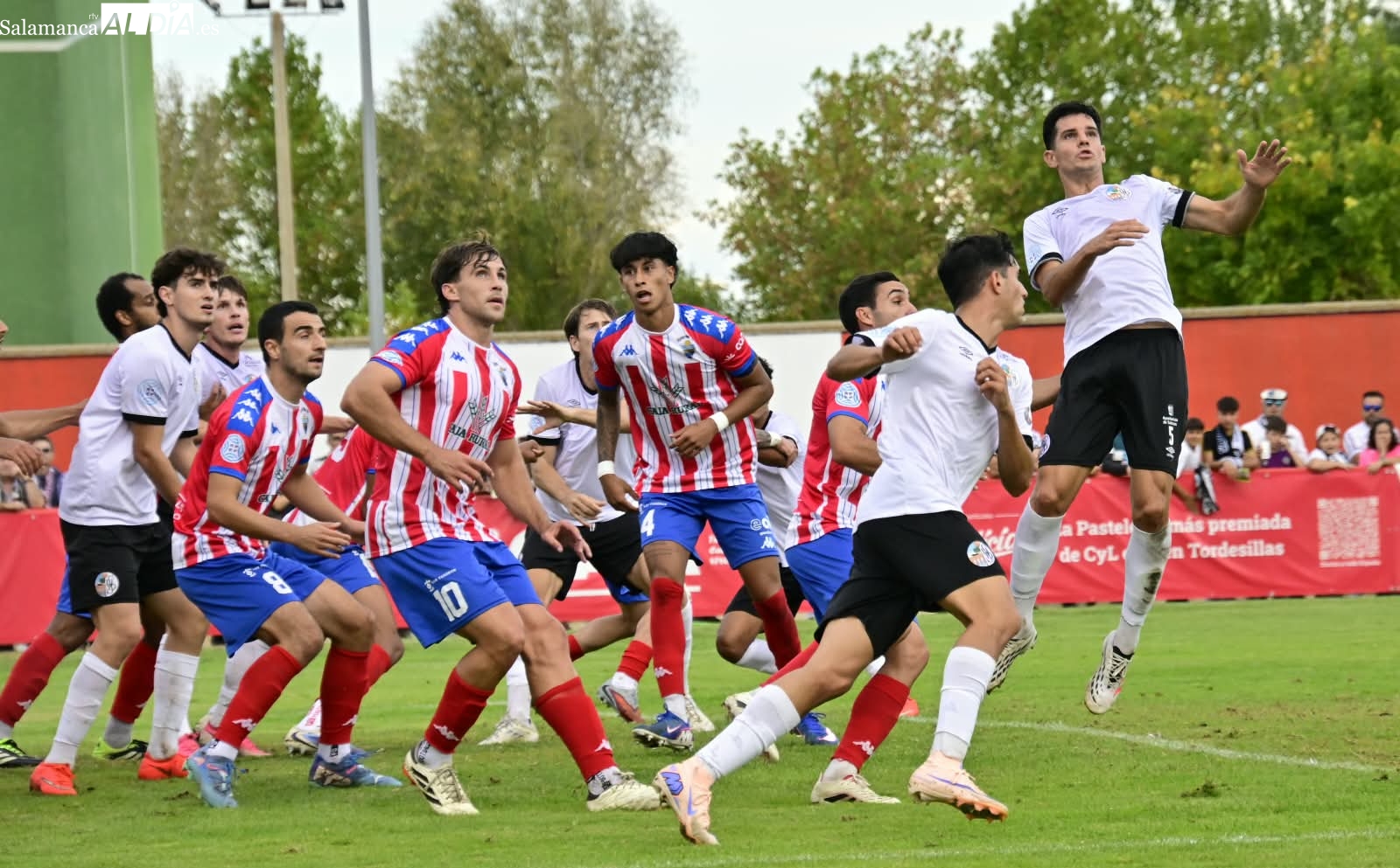 FOTOS Y VÍDEO | El Salamanca UDS no puede derribar la muralla del Tordesillas en medio de otro lío arbitral (2-0)