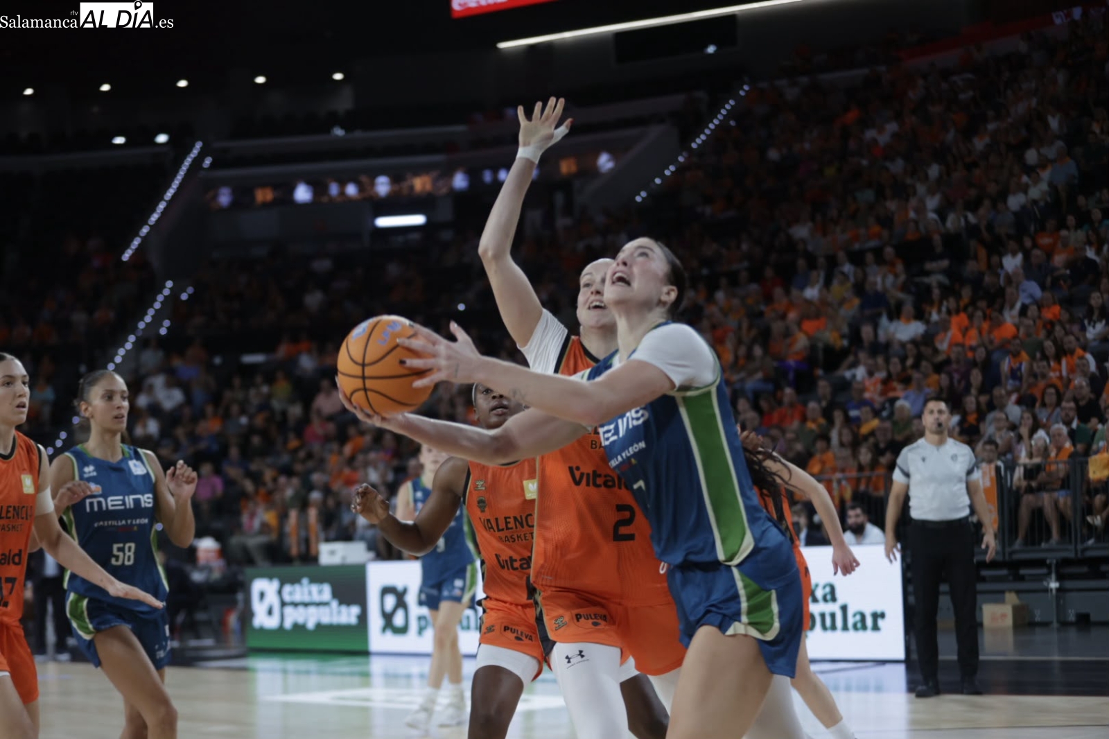 GALERÍA DE FOTOS | El Meins Avenida se queda sin fuerzas en el Roig Arena ante el Valencia Basket (82-57)
