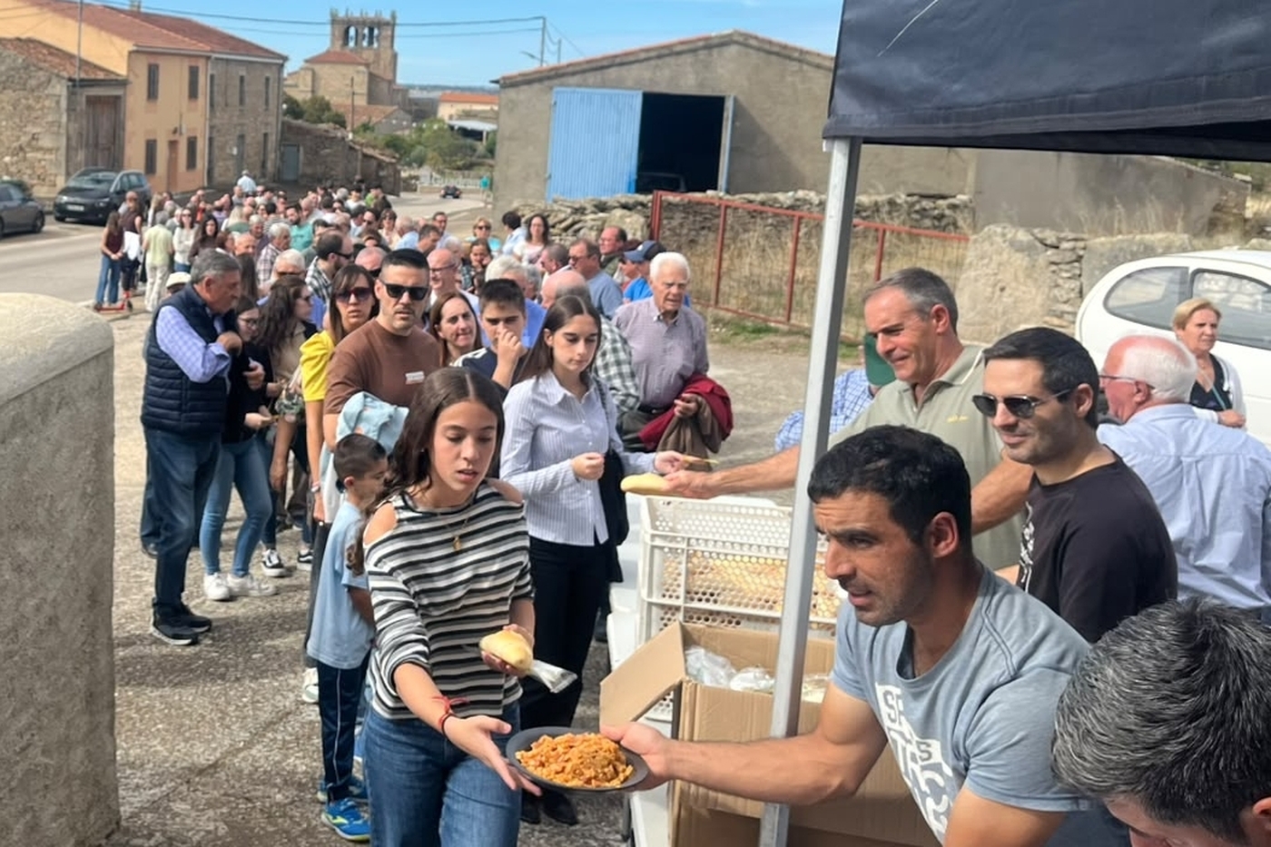 Pequeños y mayores celebran este sábado en Guadramiro el inicio de las fiestas de las Madrinas