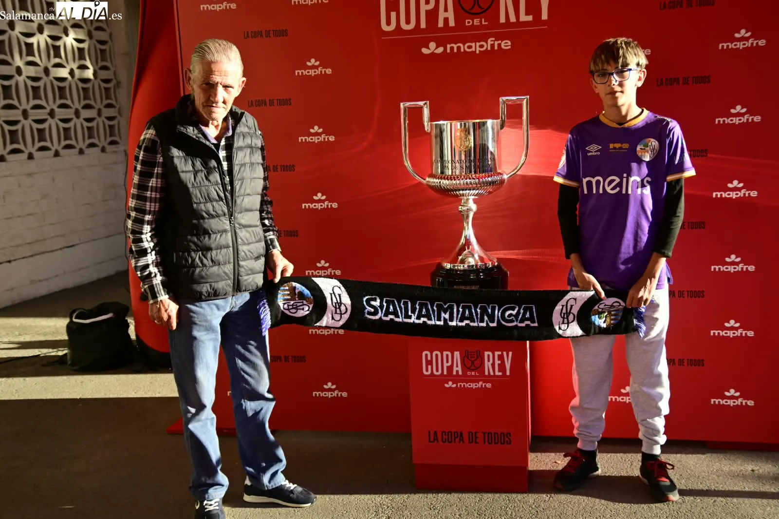 FOTOS | La afición del Salamanca UDS no se pierde el horario nocturno en el Helmántico contra el Sanse ni el trofeo de la Copa del Rey