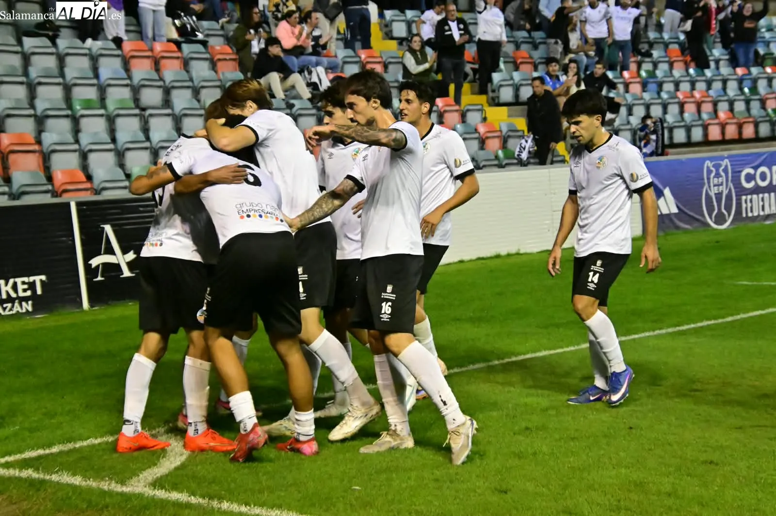 FOTOS | El Salamanca UDS sigue de dulce en el Helmántico y duerme líder pese al susto (3-2)