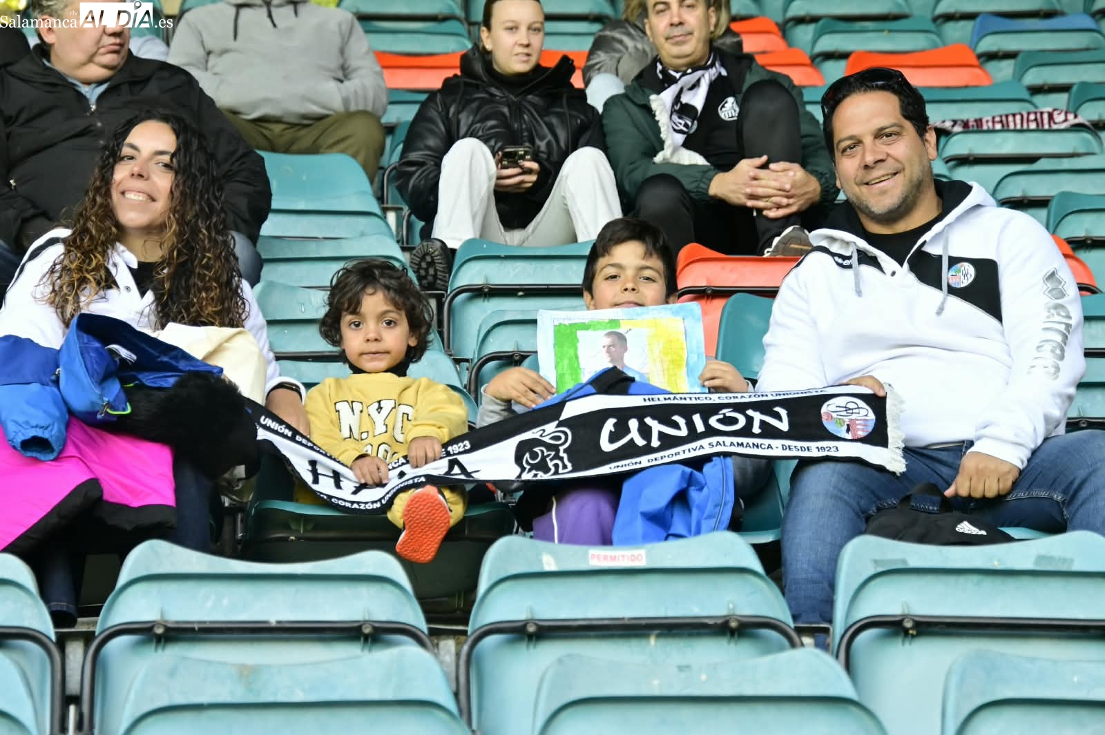 FOTOS | La ilusión de la afición del Salamanca UDS puede con el mal tiempo ante el Navalcarnero