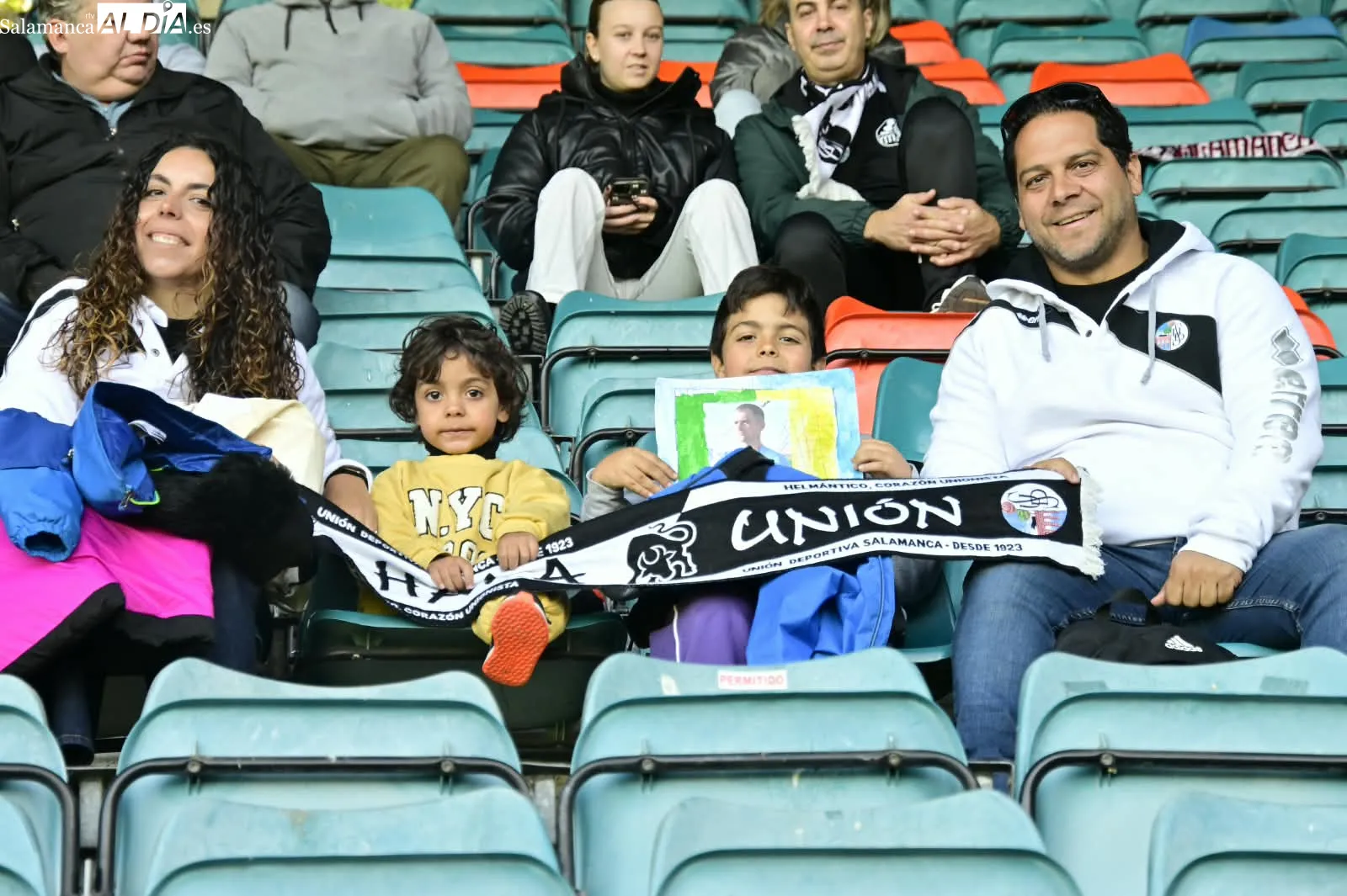FOTOS | La ilusión de la afición del Salamanca UDS puede con el mal tiempo ante el Navalcarnero