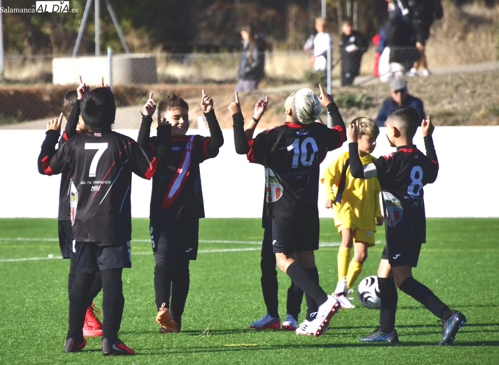 FOTOS | Emotivos homenajes en el fútbol base de Salamanca a Héctor, el joven del Pizarrales fallecido: minutos de silencio, goles dedicados...
