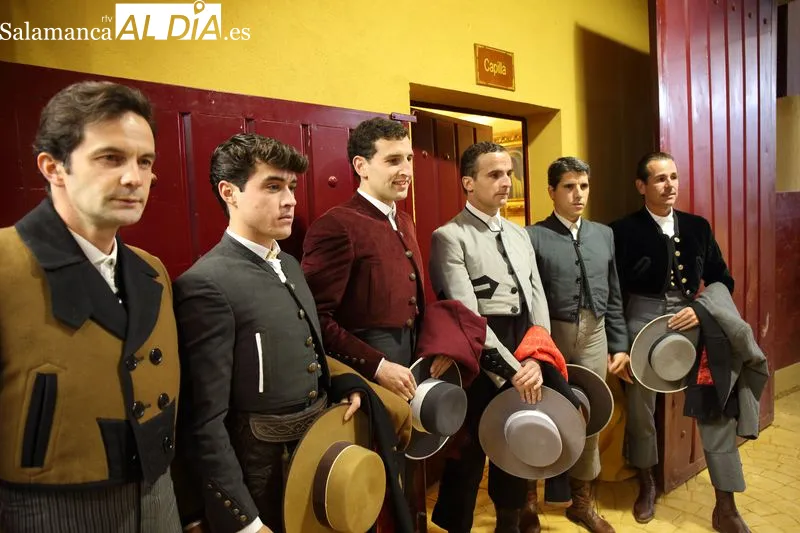 Lleno y ocho orejas en la fiesta de la Escuela Taurina en Alba de Tormes