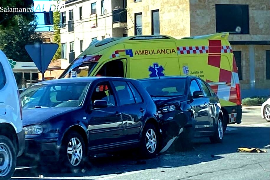 Un herido tras la colisión de dos turismos y una moto en el paseo del Progreso 