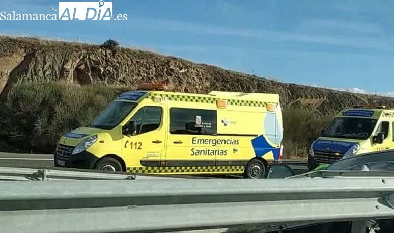 Dos mujeres heridas tras volcar un turismo en la A-66 en Guijuelo