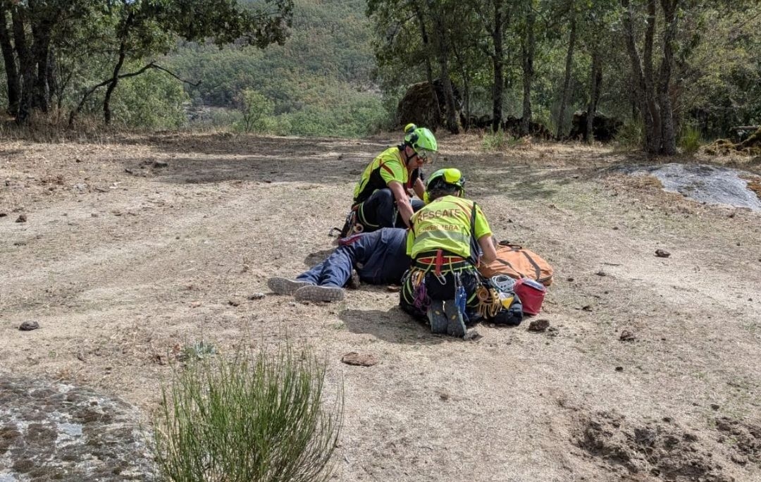 Rescatan en helicóptero a un hombre herido en Horcajo de Montemayor