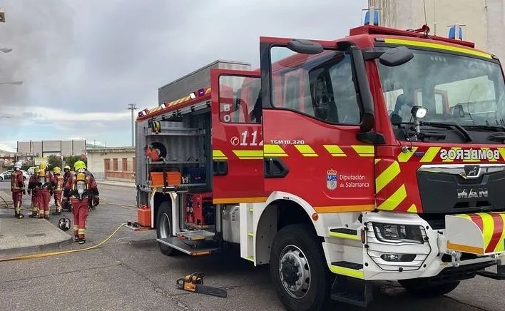 Un incendio en una casa de Sotoserrano moviliza a los Bomberos