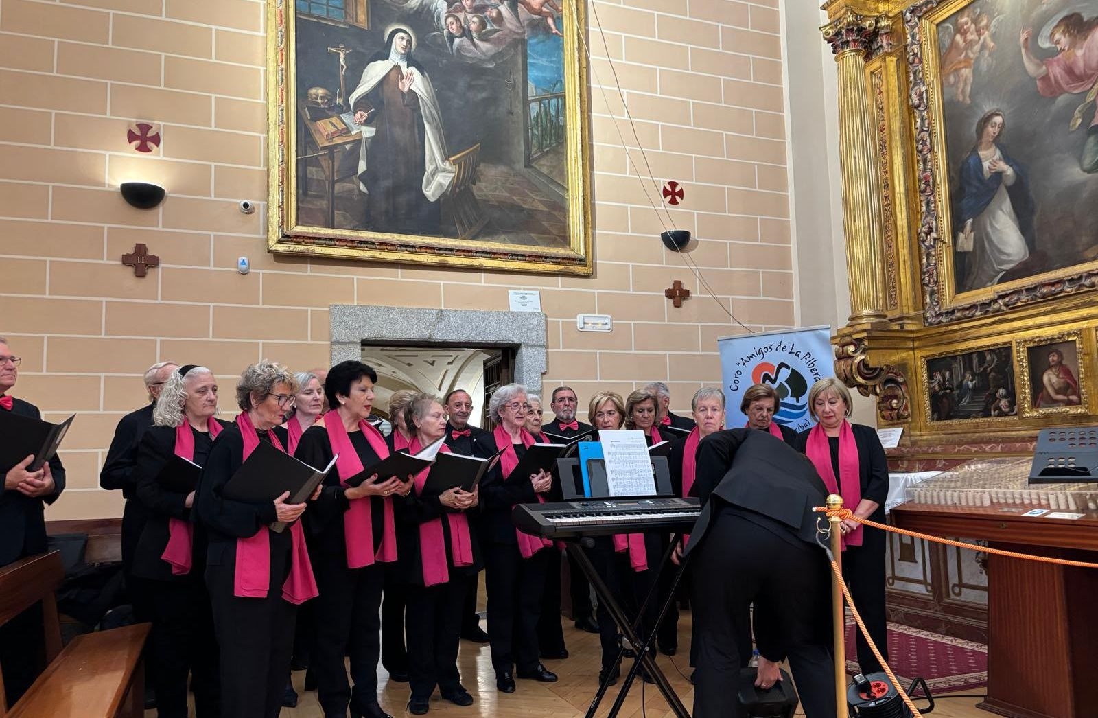 El Coro Amigos de la Ribera canta al Pilar en Alba de Tormes